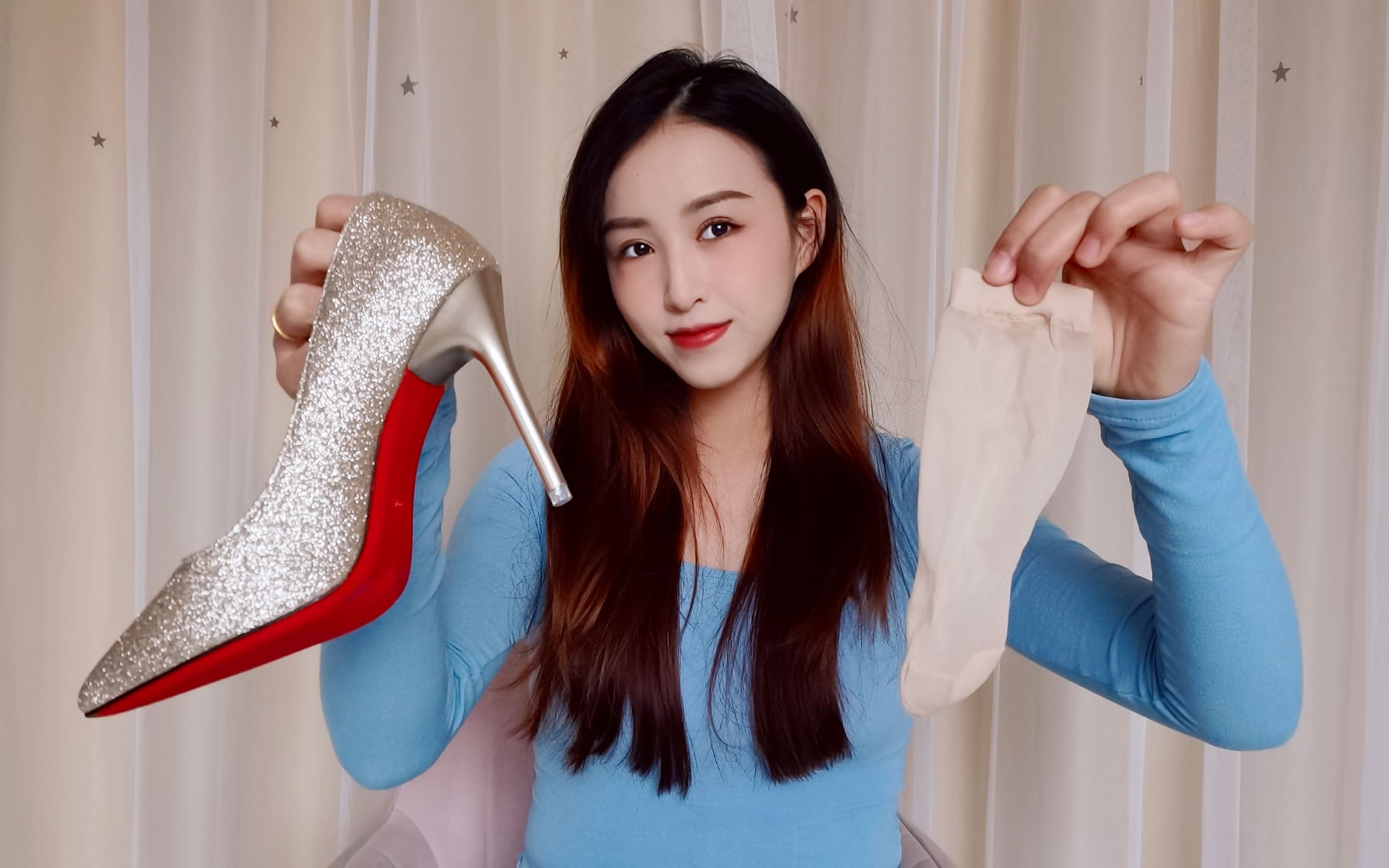 小姐姐大胆试穿金粉高跟鞋,搭配肤色短袜,穿上后女人味十足!