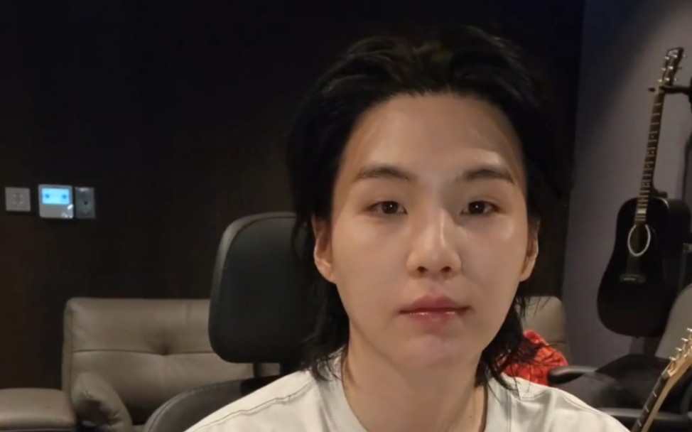 大方展示纹身的闵玧其