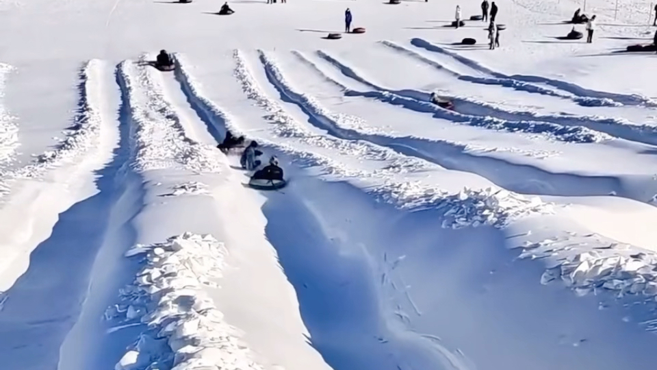 [图]盘点滑雪失误爆笑瞬间，来自北方人的快乐，给炎热的夏天降降温#滑雪社死 #滑雪 #社死现场 #看一遍笑一遍 #搞笑