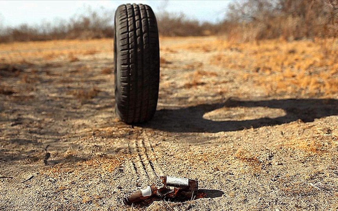 恐怖片:橡皮轮胎拥有了人类的智慧,变成轮胎杀手,开始攻击人类