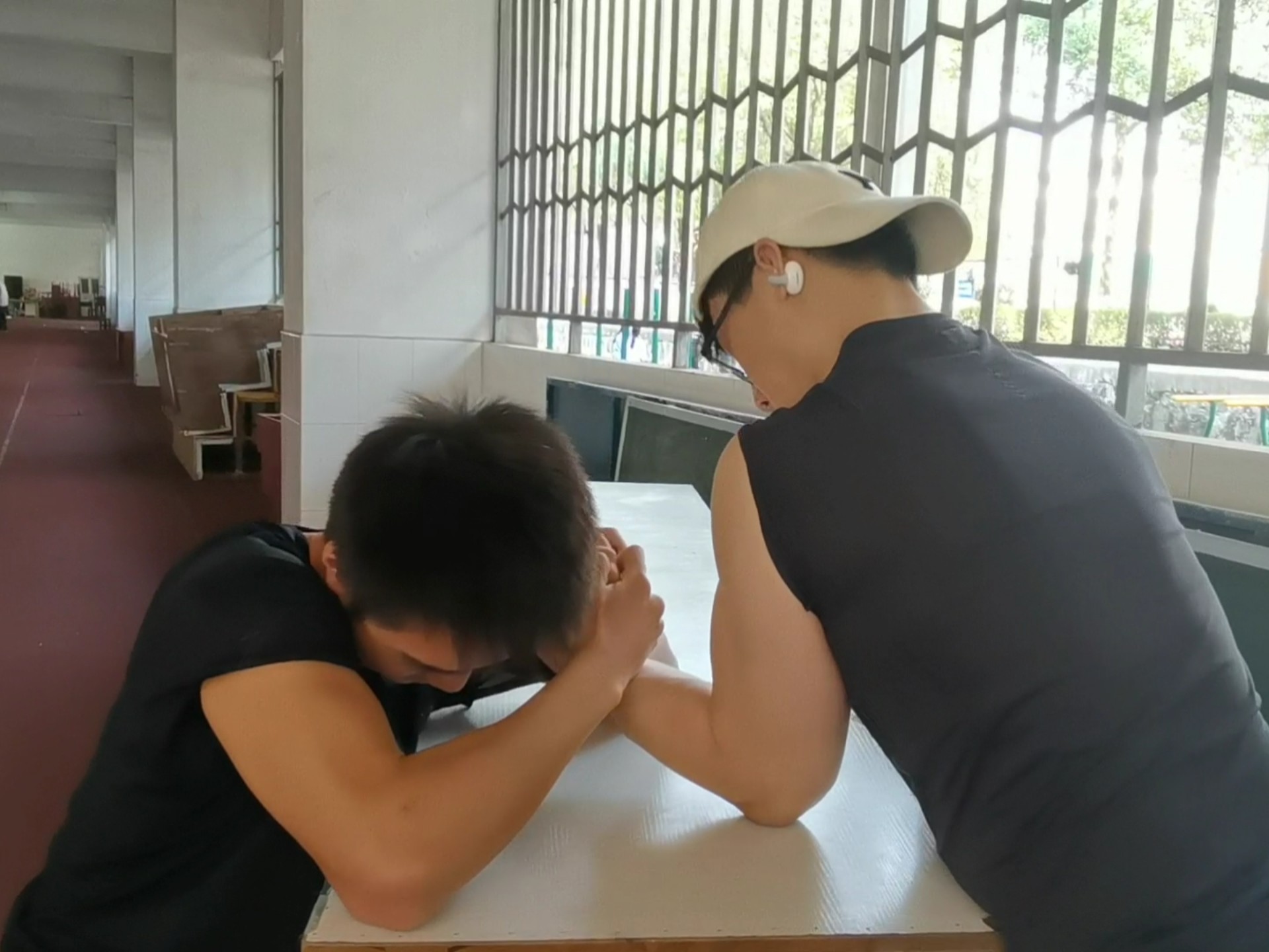 斗腕高中生挑战掰体育生同学两只手