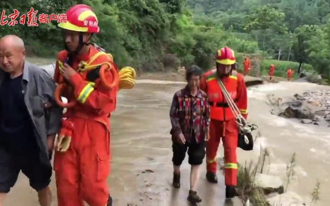 河南林州9名村民被困,消防员巧用挖掘机“摆渡”!哔哩哔哩bilibili