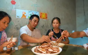 Télécharger la video: 包立春拿出一个大猪头，桃子姐做一道卤猪头，配上干碟，一家人吃的津津有味