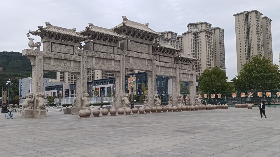 宝鸡的盛世广场,居民有的聊天有的聚一起打牌悠闲自在,这里美食也不少