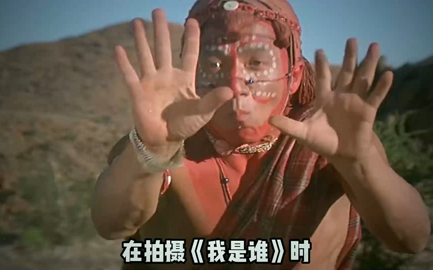 在拍摄《我是谁》时,成龙上厕所竟要带俩保镖,称这是个生存挑战