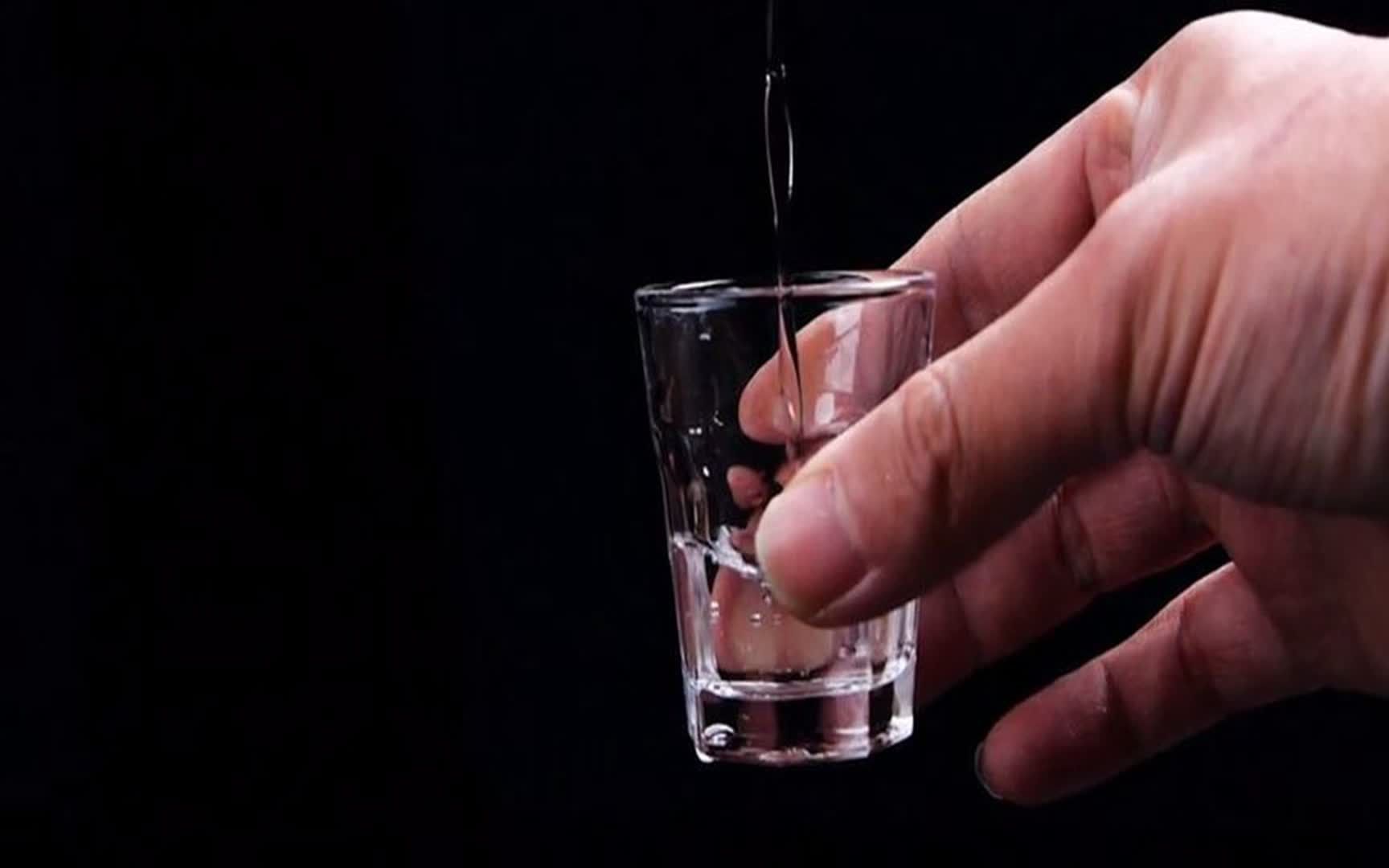 男子参加好友乔迁宴饮酒回家猝死,家属向主人索赔,法院:不用赔