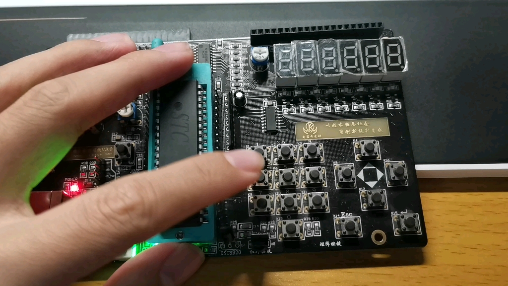 单片机按键控制led取反