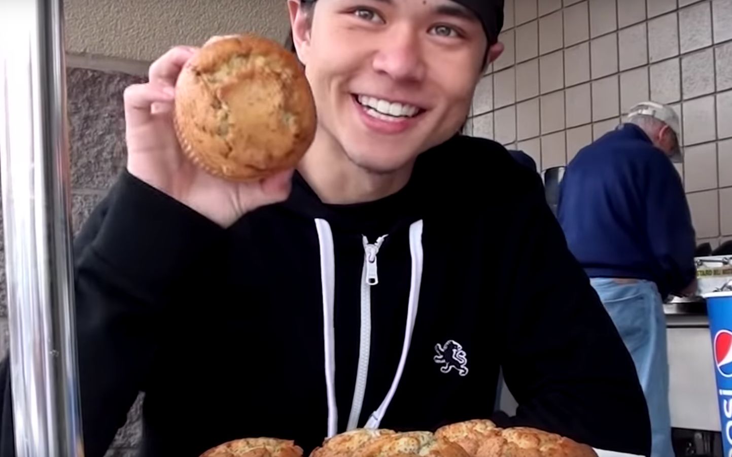 【matt stonie】小哥户外挑战6个超大的马芬蛋糕!