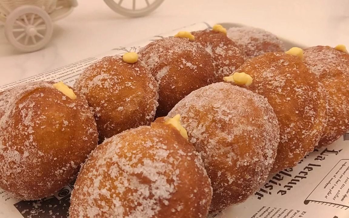 好吃到舔手的卡仕达酱甜甜圈,脆脆的外皮和松软的面包体超好吃.