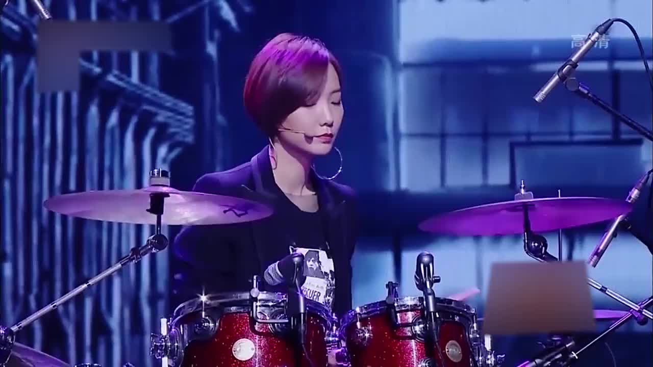 王珞丹架子鼓敲唱直来直往女神好帅气