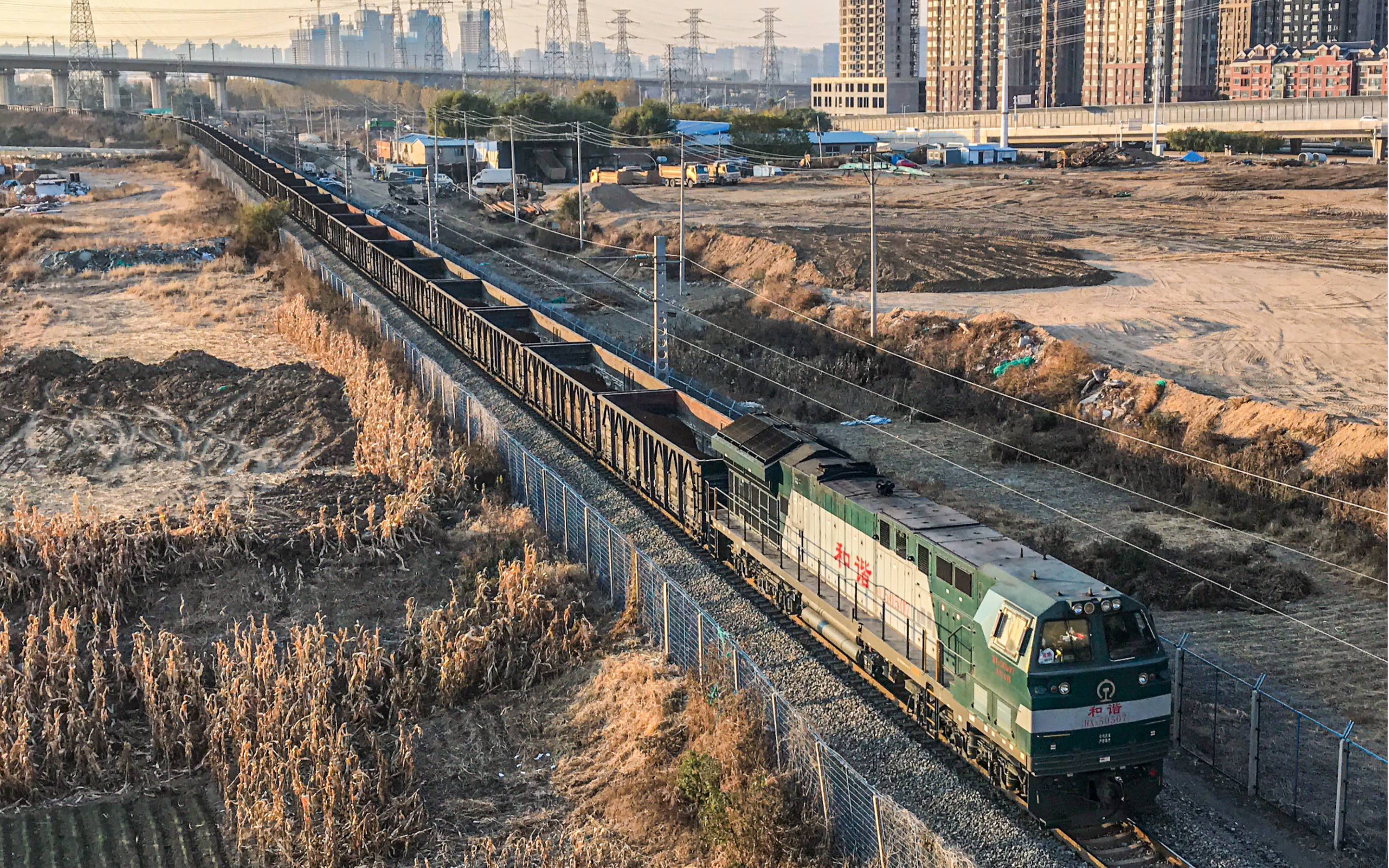 完整的车机联控 沈局吉段hxn50507牵引运行于苏抚线的24525次区段直通