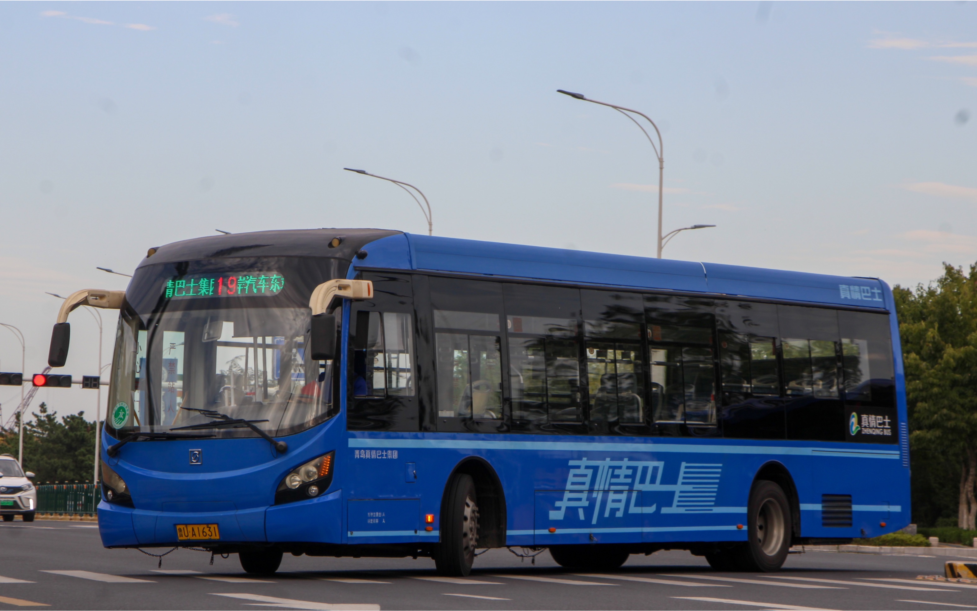 [搭载小众电机的天津同款洋葱头]青岛真情巴士黄岛19路swb6121ev7运行