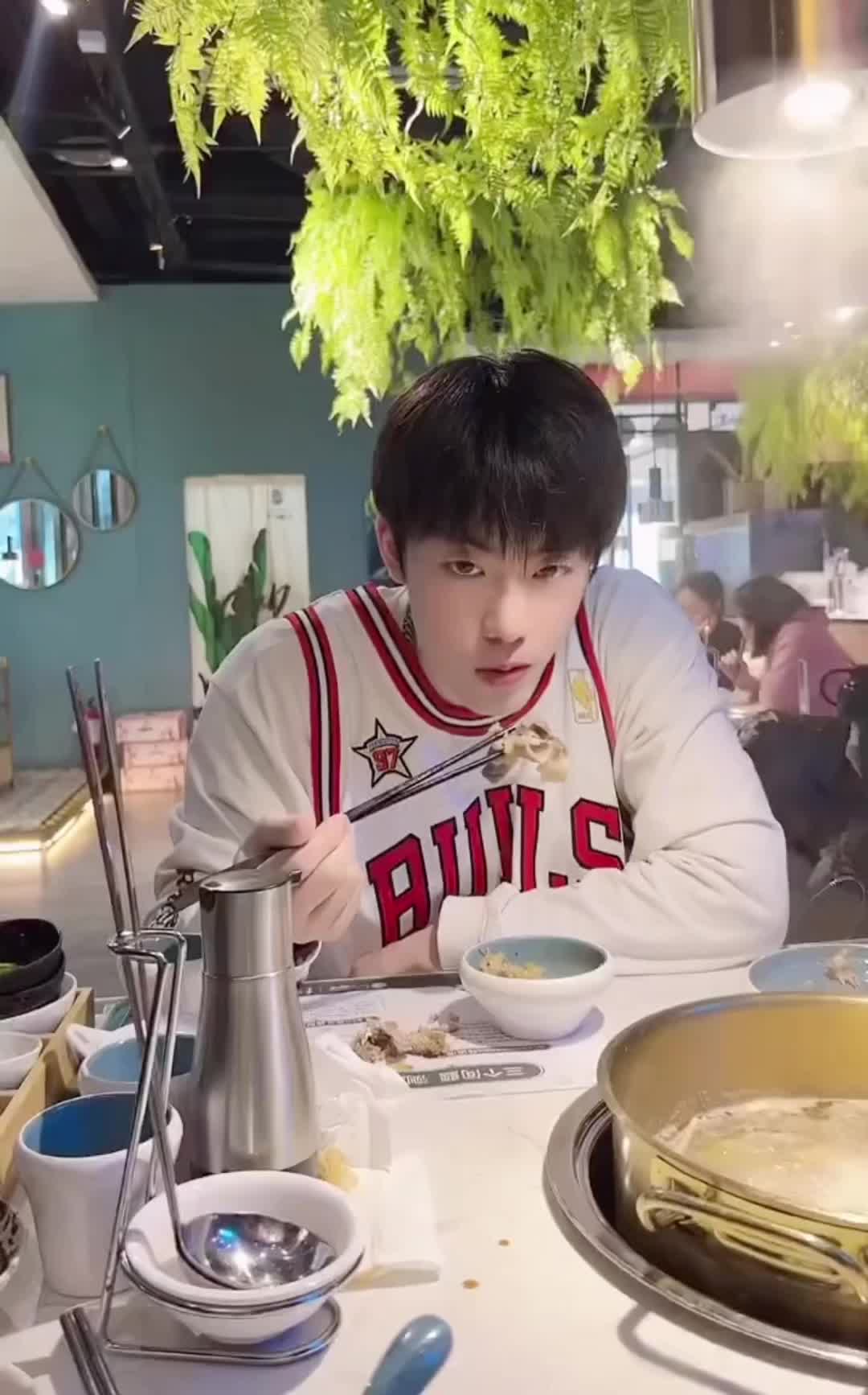 来看帅哥们吃东西