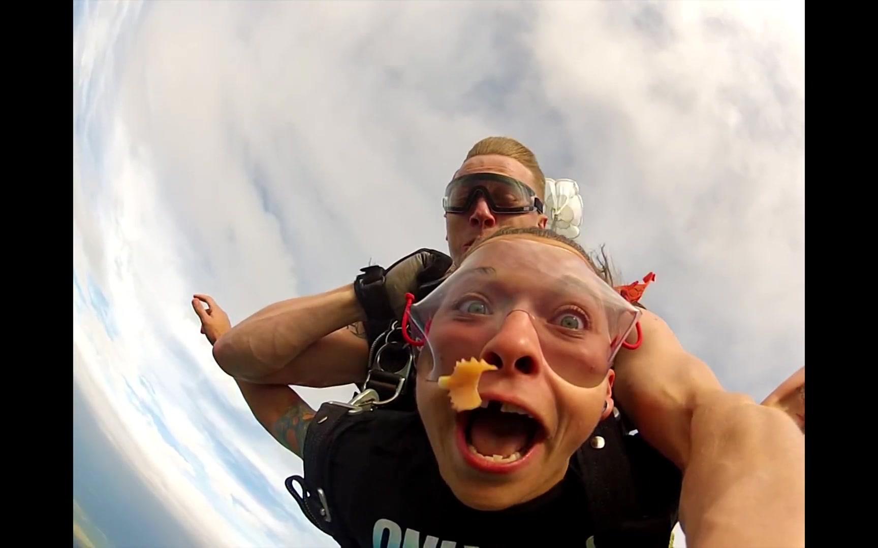 跳伞哈哈镜:美国女孩跳伞初体验遇囧,"没齿"难忘_哔哩哔哩 (゜-゜)つ