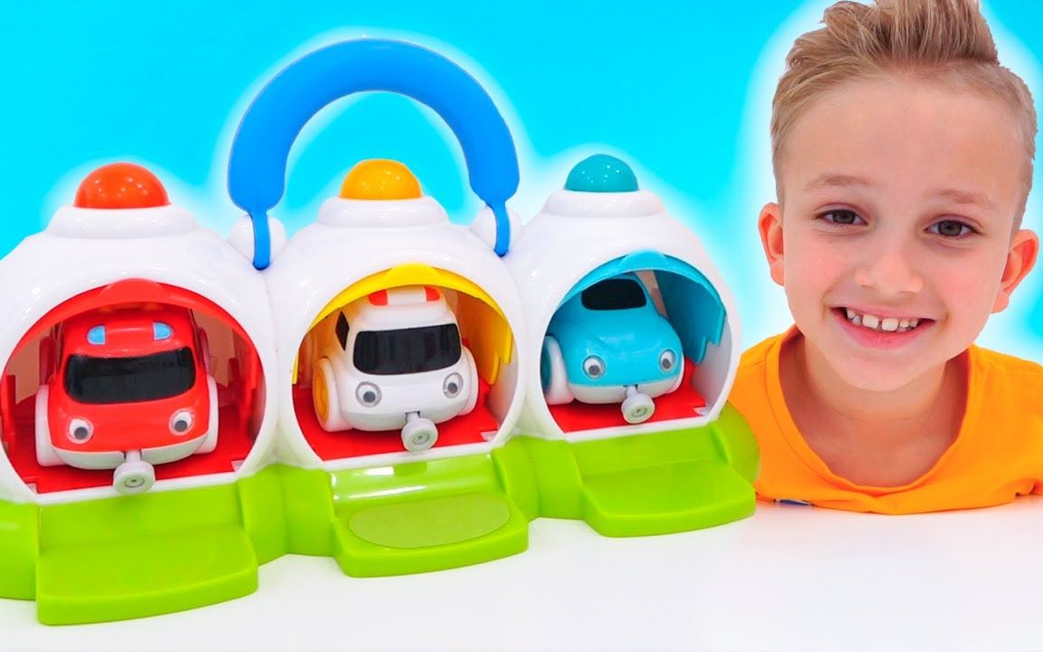 尼基兄弟:弗拉德和尼基玩有趣的玩具车,体验不同的角色非常刺激