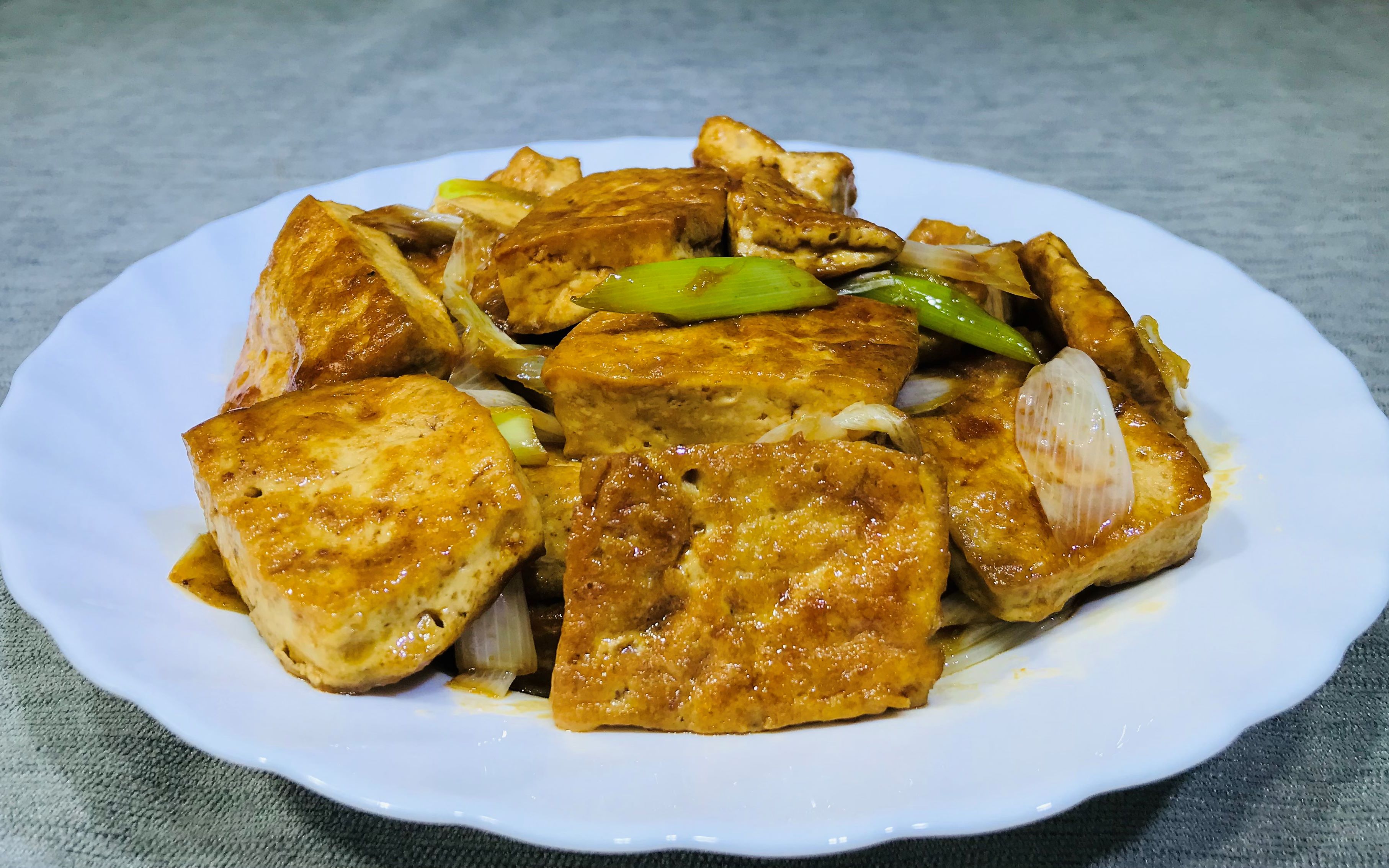 葱烧豆腐的家常做法,葱香浓郁,豆腐入味,接地气又下饭