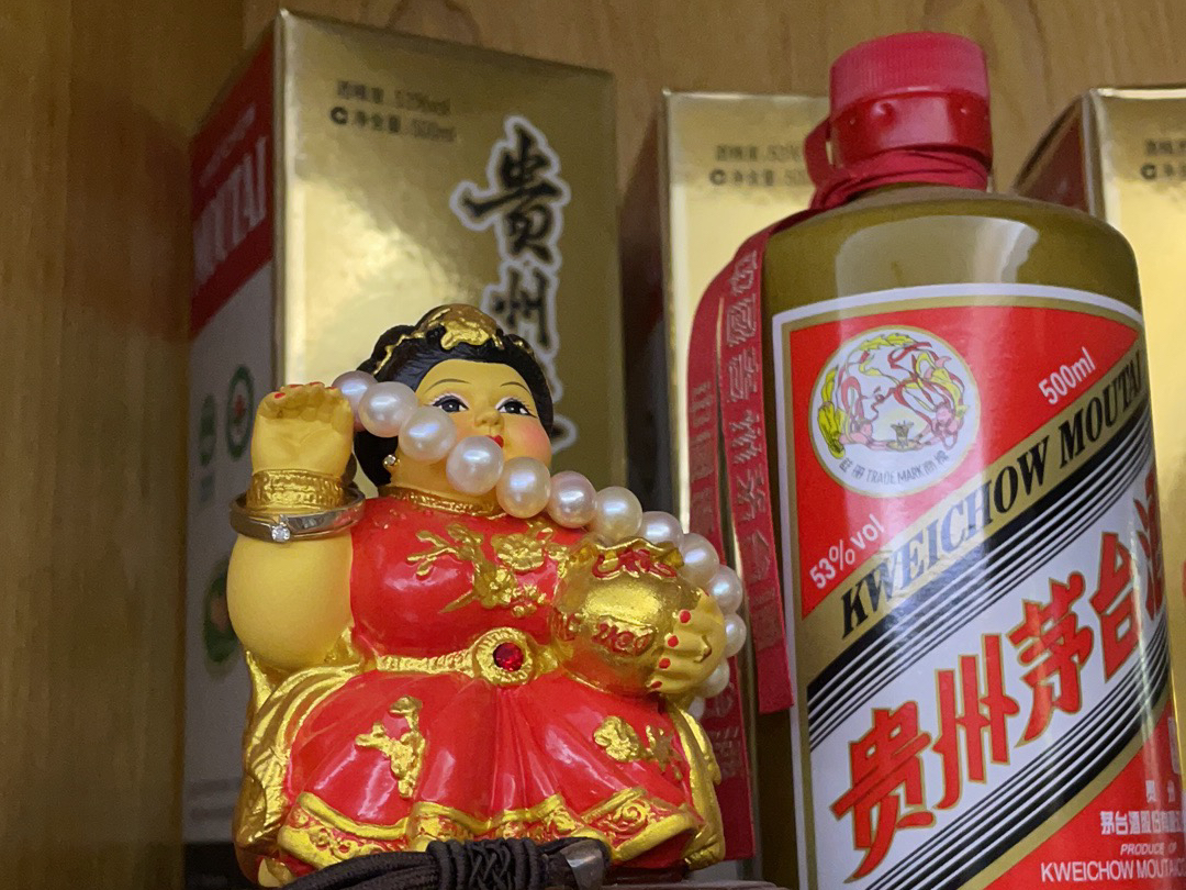 一个人在家品一杯好酒!黄瓶飞天茅台!