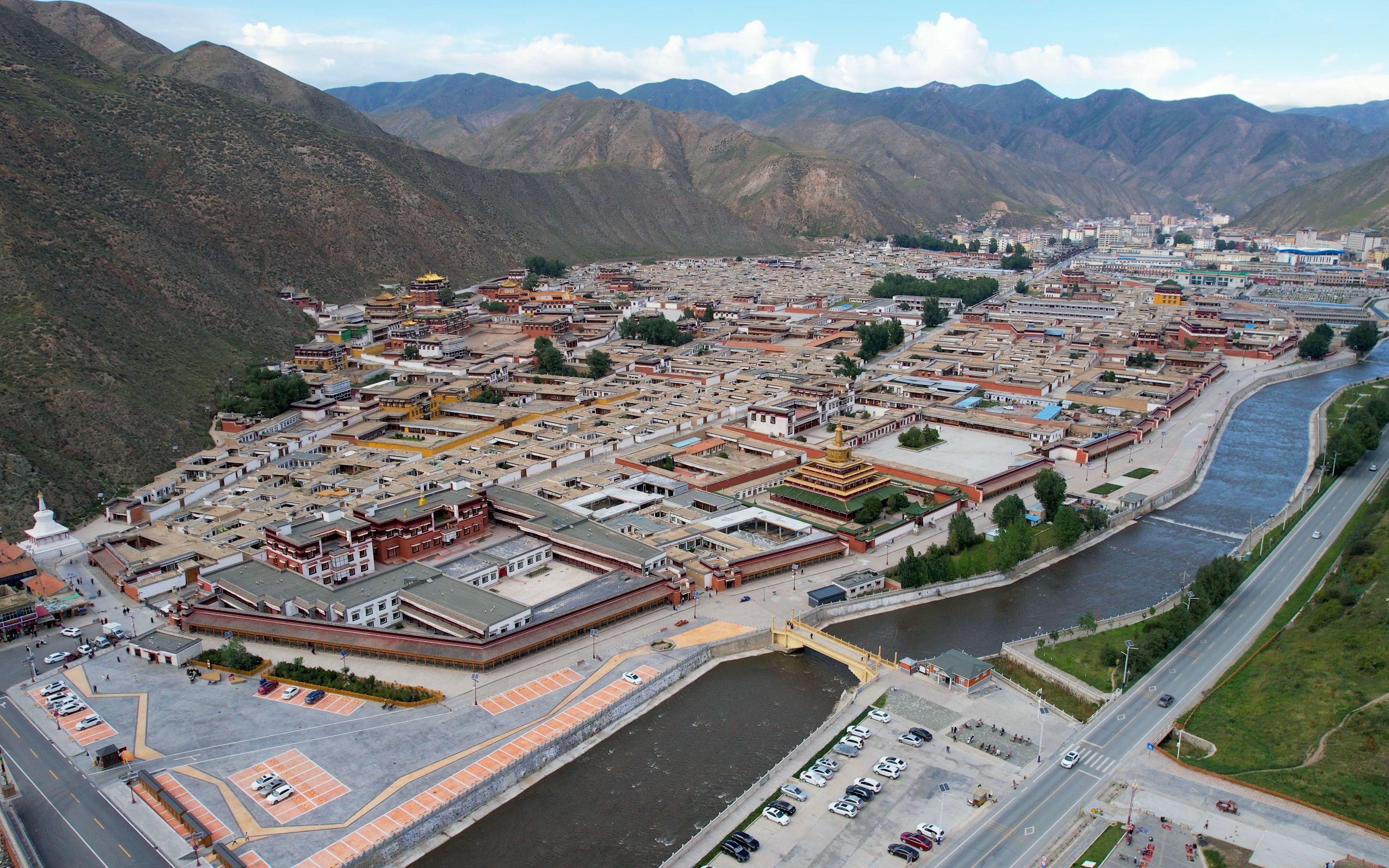 甘南拉卜楞寺,世界藏学府,一座寺庙半个县城大