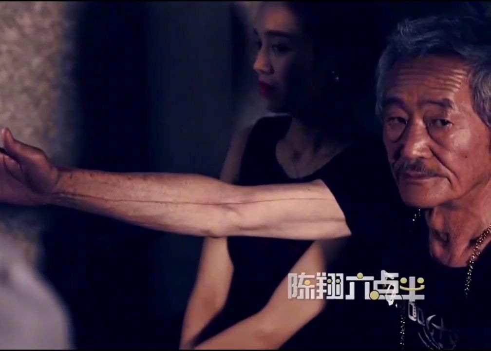 妹爷抢了毛台的女友,毛台兴师问罪,看到妹爷的生命线后,只能认怂 (2)