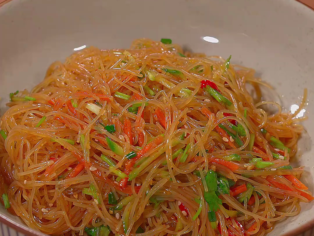 试试这道凉拌粉丝,爽口又开胃