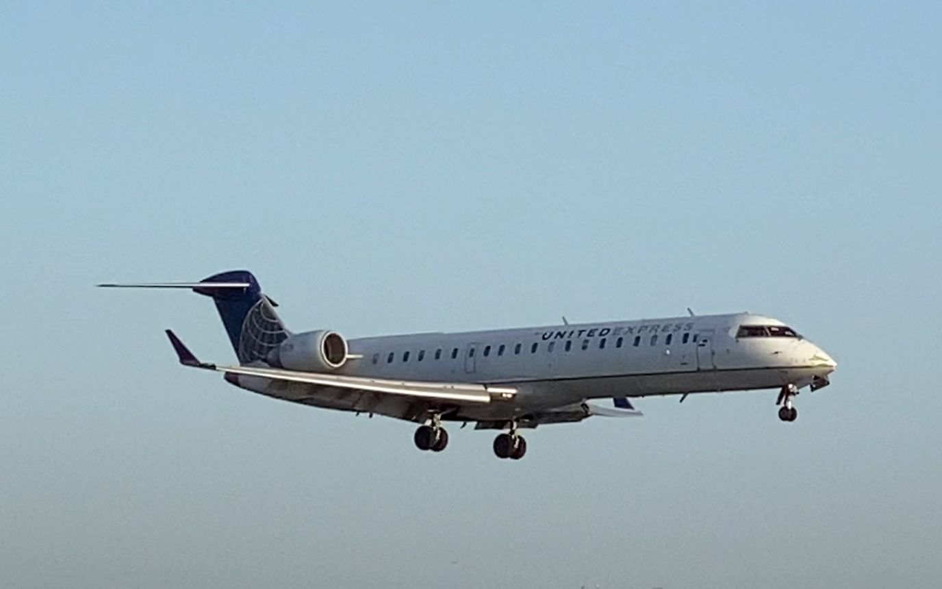 联合快捷航空crj700er降落洛杉矶国际机场