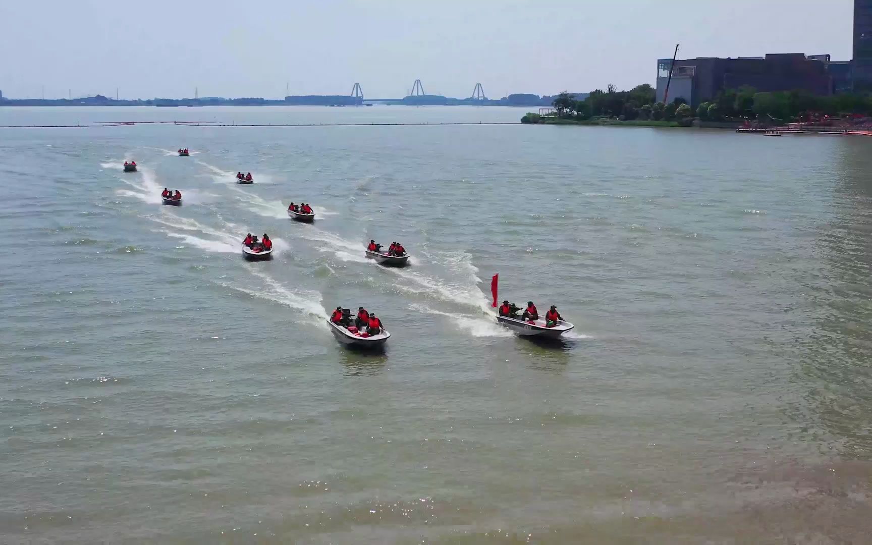 乘风破浪!直击武警官兵冲锋舟水上综合演练哔哩哔哩bilibili