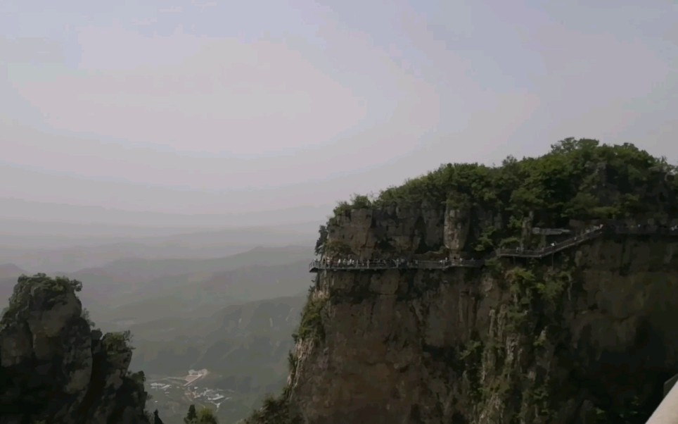 云台山茱萸峰玻璃栈道有恐高的朋友吓得腿发软,翻越最高点累到晕哔哩哔哩bilibili