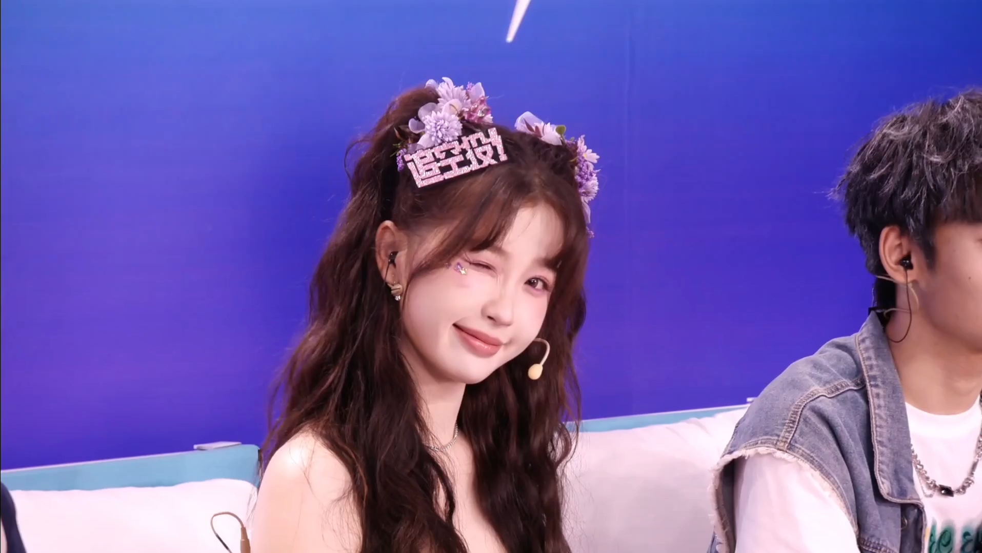 和平精英代言人虞书欣首次现身直播感受欣欣子的美颜暴击!00