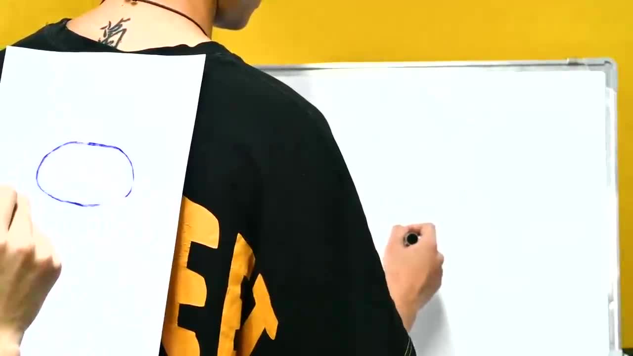办公室大乱逗:后背画画挑战,讲个笑话,如何把一只猪塞进茶壶里
