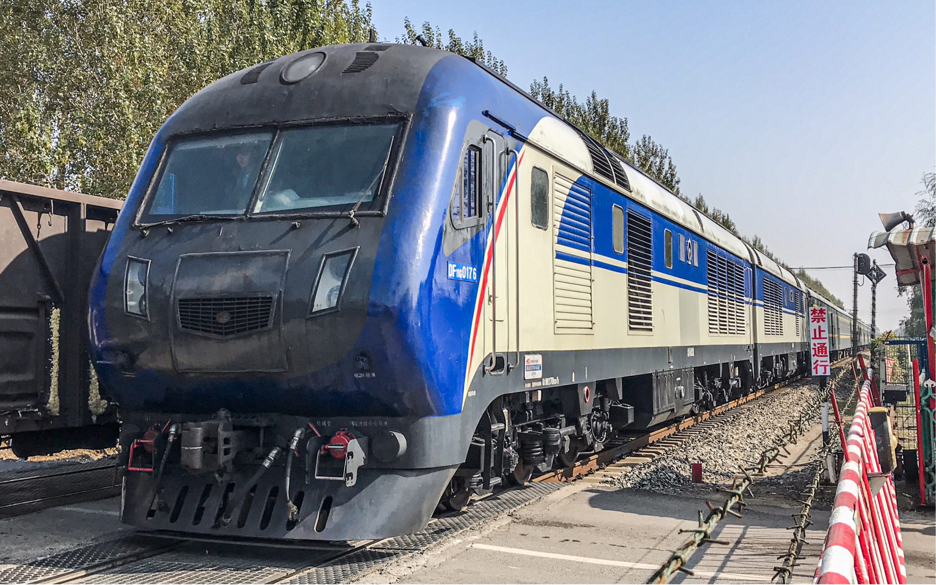 十一长假恢复开行首日的2590次列车本务机车沈局沈段df11g01750176于