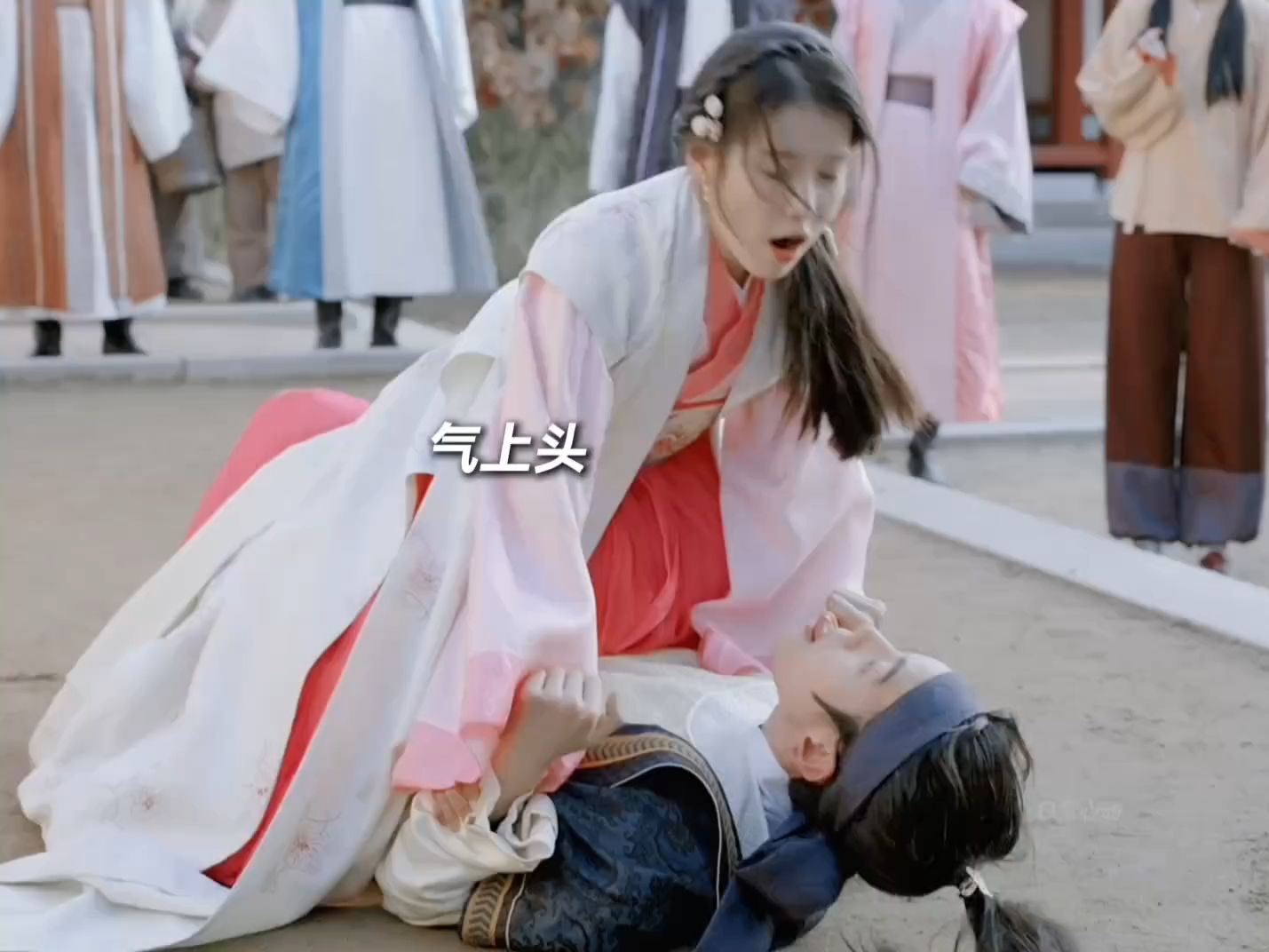 可爱鼠啦,两个可爱鬼打架 没人劝架全在围观#iu李知恩 #边伯贤