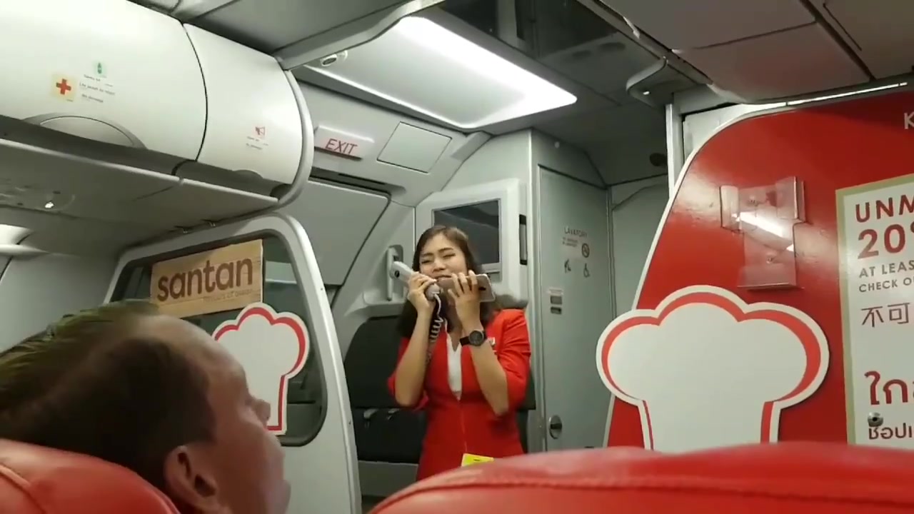 [图]航班延误，AirAsia美女空姐清唱《I’m Yours》安抚机上乘客！网友：人美声甜 ~