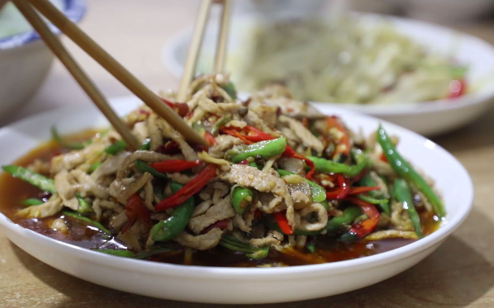 幺妈和幺叔:再种上一点黑麦草好养鱼.思雨炒的肉丝真的很下饭哔哩哔哩bilibili