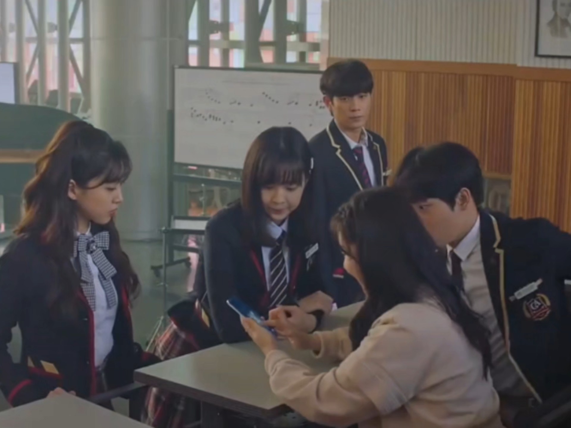 粤配《顶楼》之:恩星猜测luna假扮雪雅威胁众人,众人齐寻找答案