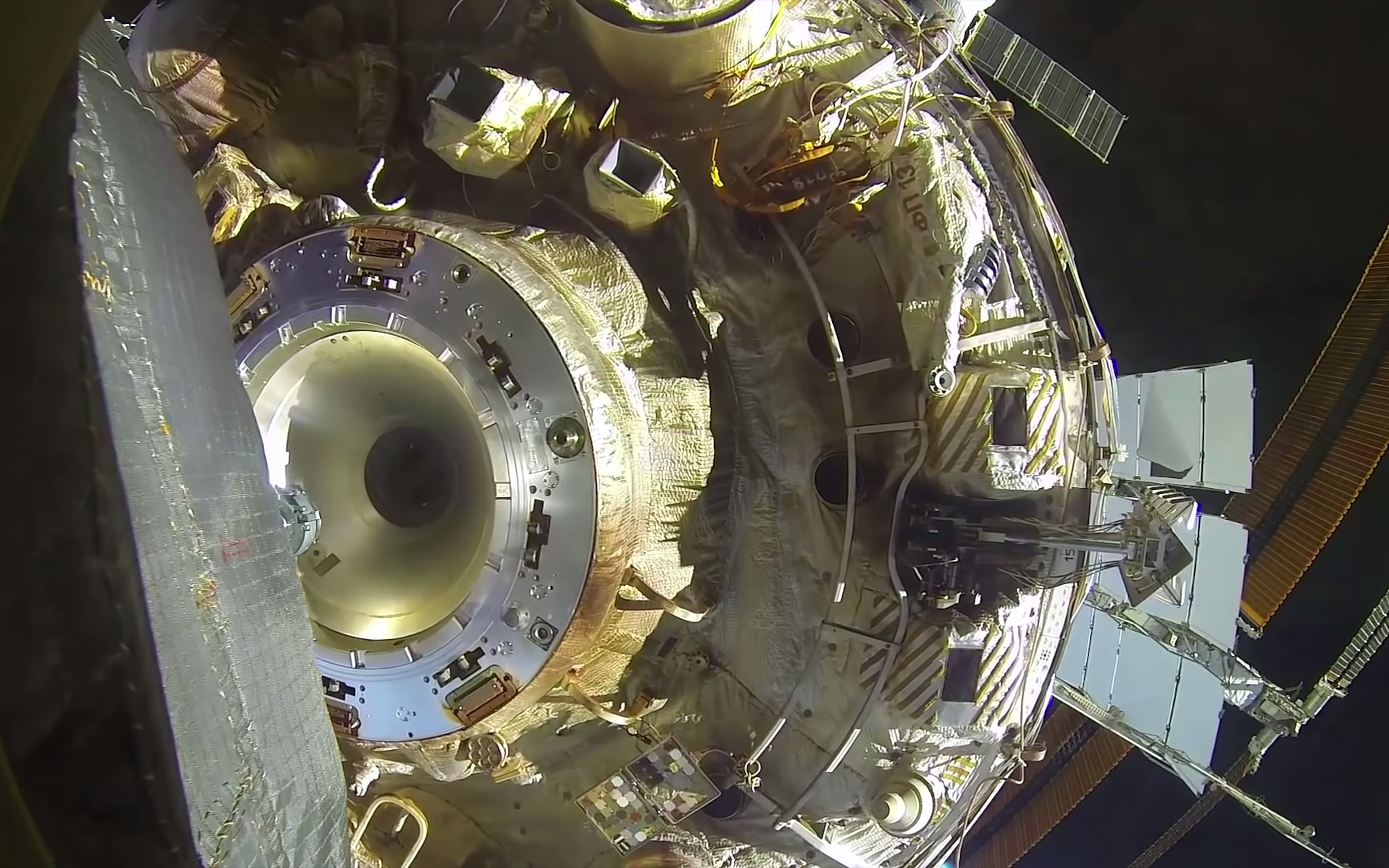 联盟号宇宙飞船在国际空间站改变位置