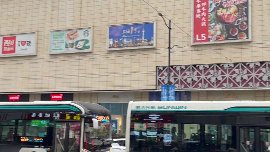 上海市杨浦区的紫荆广场一角.