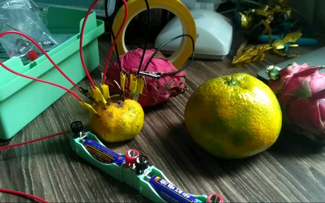 学完物理课自制水果电池并找同学帮忙