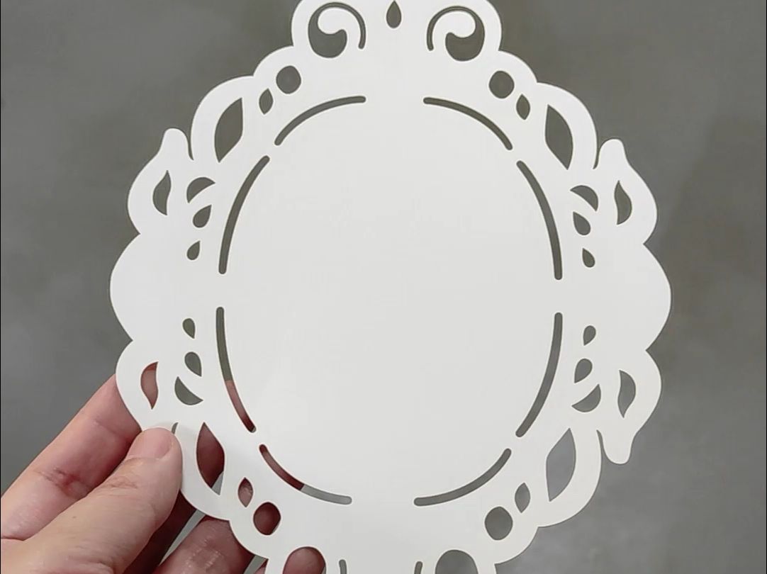 白色贺卡激光镂空切割,设备可实现超快,超精细镂空,图案可任意设计,免