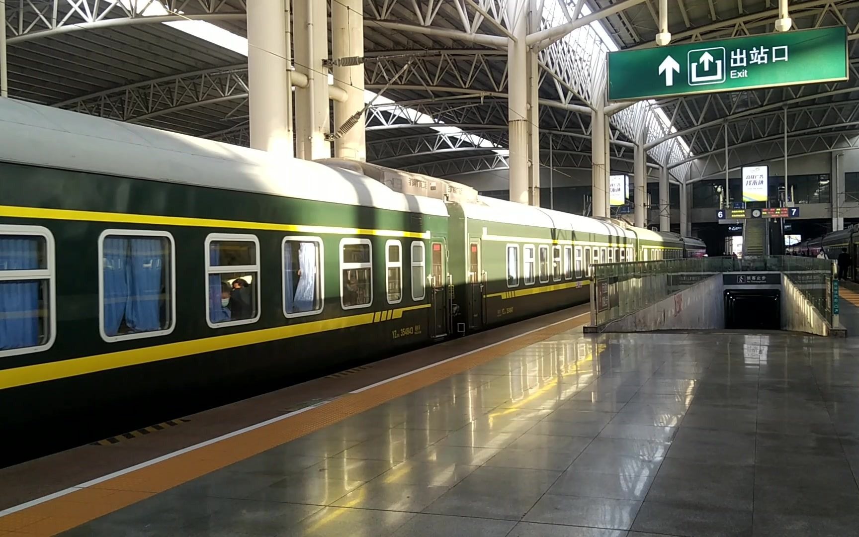 南昌——玉山k8722次列车驶离南昌车站