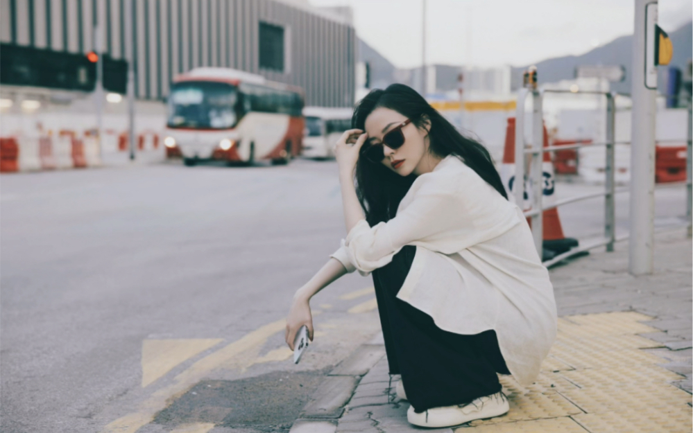 张靓颖港风街拍大片,又a又飒,可盐可甜