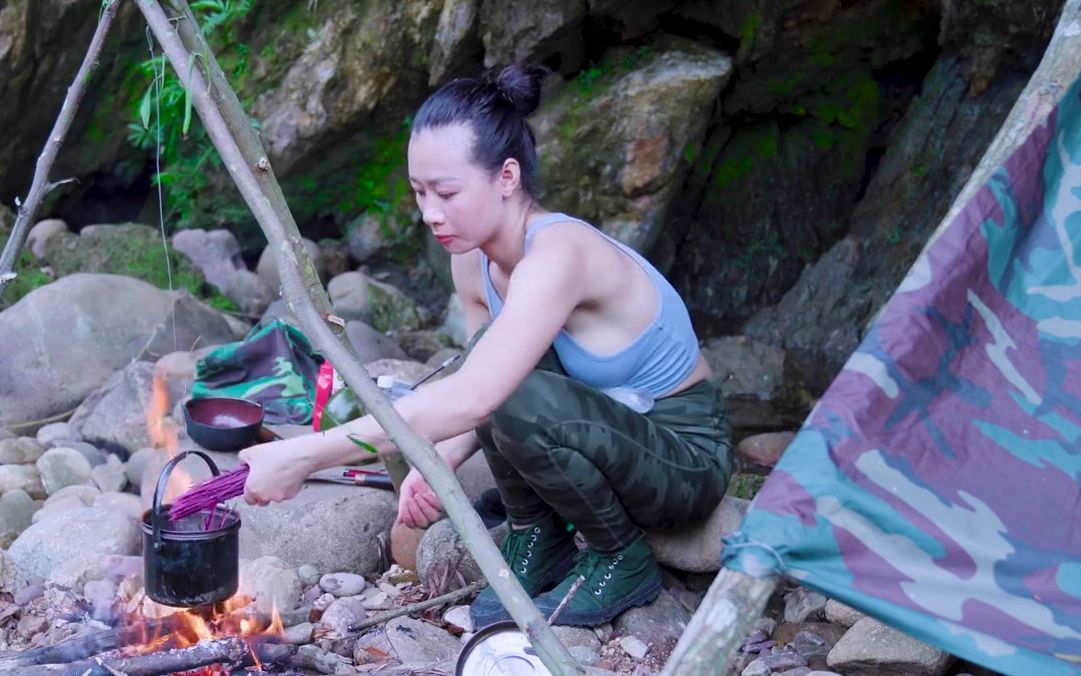 野外生存——小姐姐独自小溪露营,吹着凉凉的风,简直太惬意了
