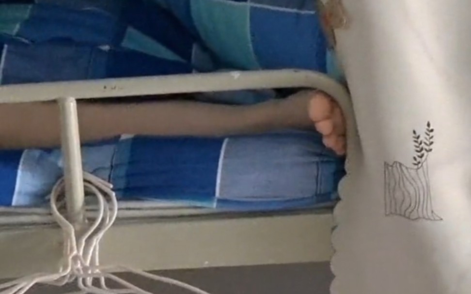 室友的小脚丫偷偷露出来了