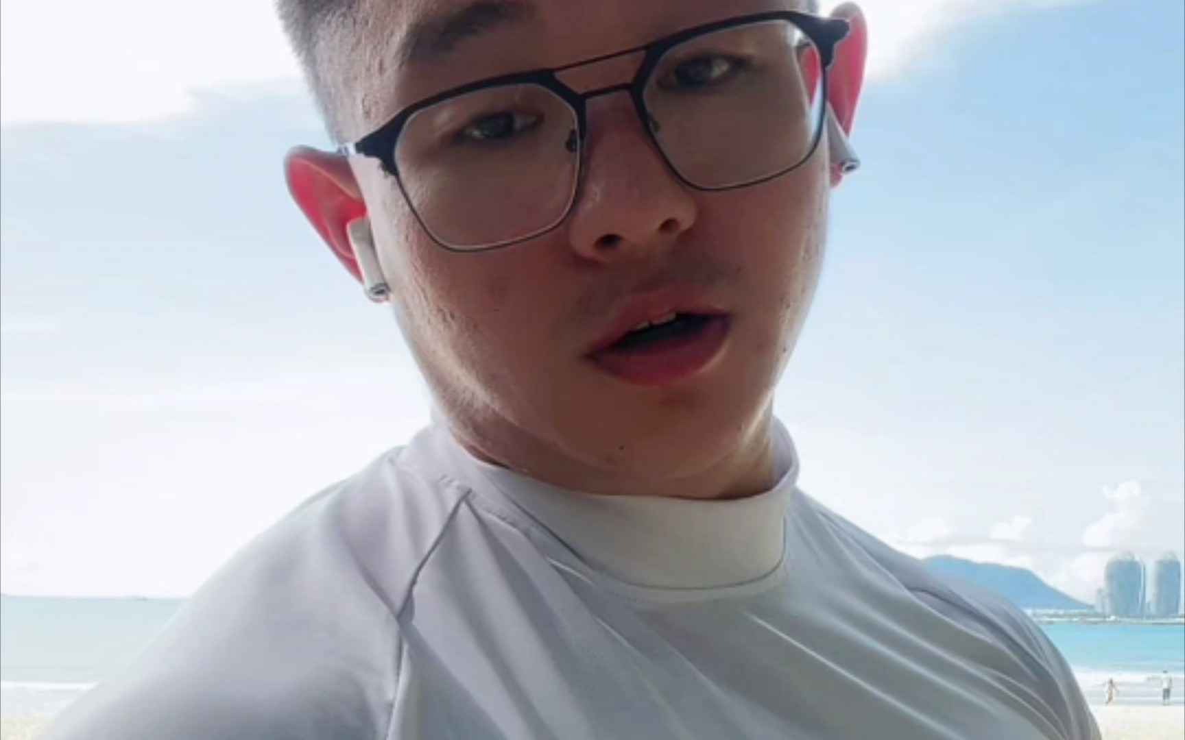 戴眼镜的海南肌肉男教练