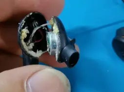 Tải video: QC20 吃鸡神器，里面都成这样了，插电脑开启降噪有嗡嗡的电流声是必然的，不过是可以修好的。#专业维修 #音质好 #维修保养 #bose #游戏外设