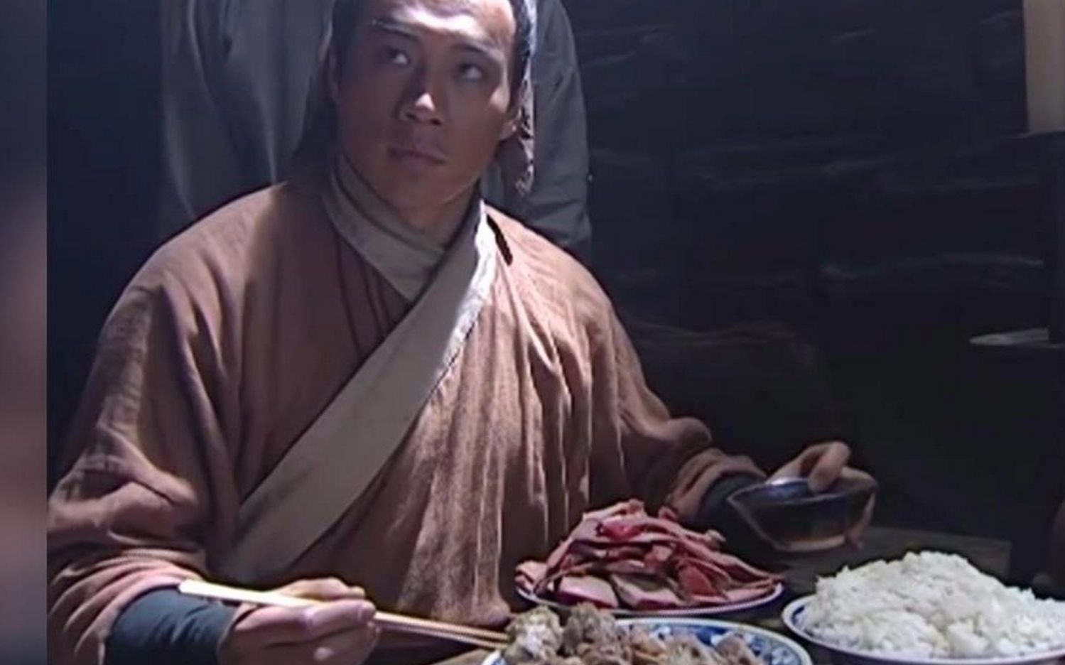 武松吃饭,一大盘牛肉看着就有食欲,武松问小兵:没有酒怎么行?