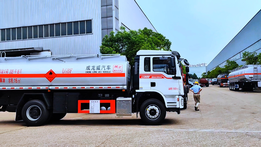 陕汽德龍l5000单桥15方石脑油专用罐式运输车#dou是好车 #油罐车