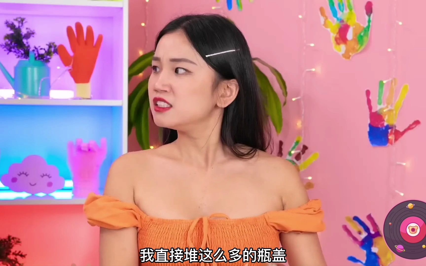 外国俩美女比赛喝可乐 最后竟玩出新花样 这也太厉害了