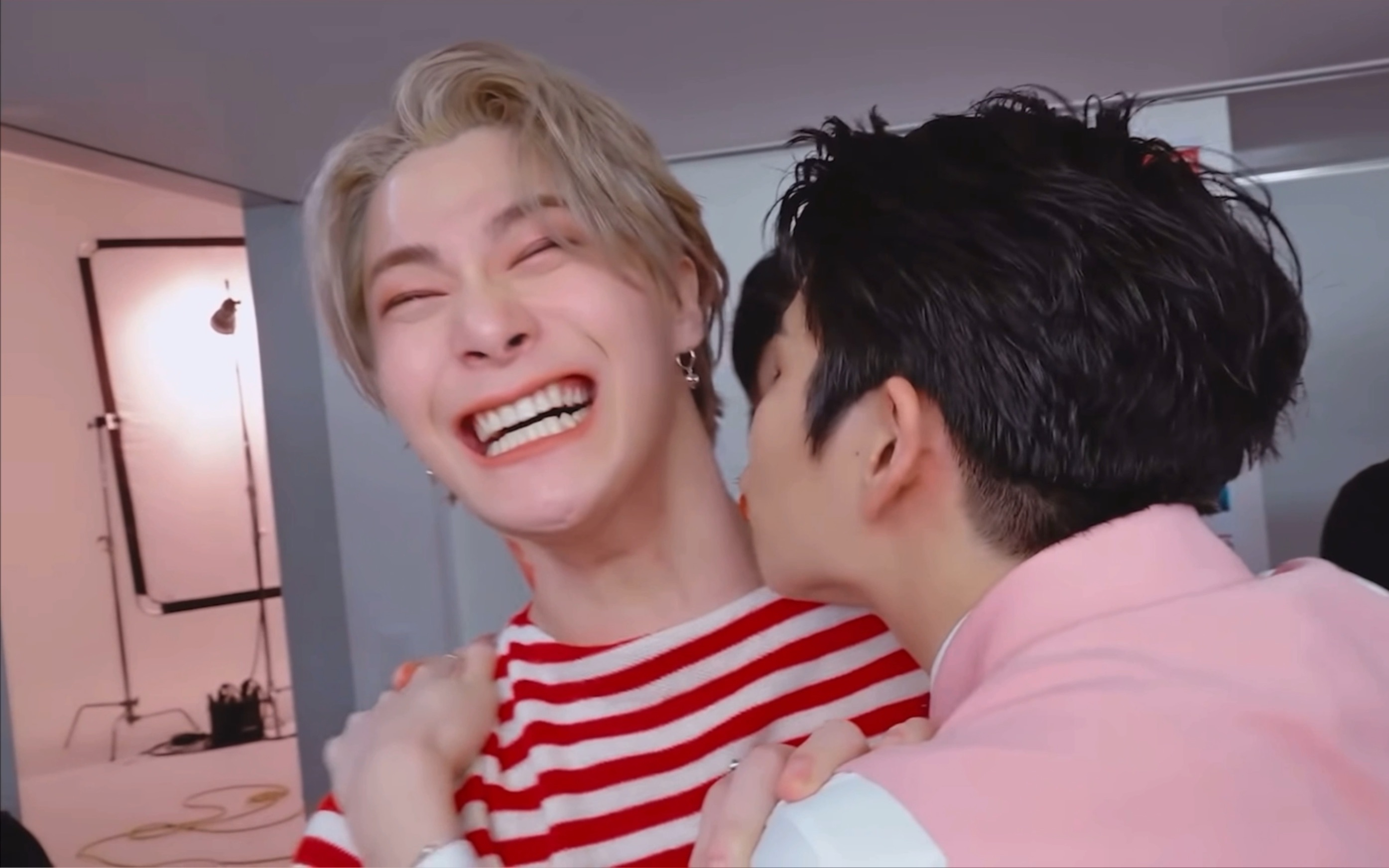 【astro】彬尼和大小忙内之三个唇印的故事