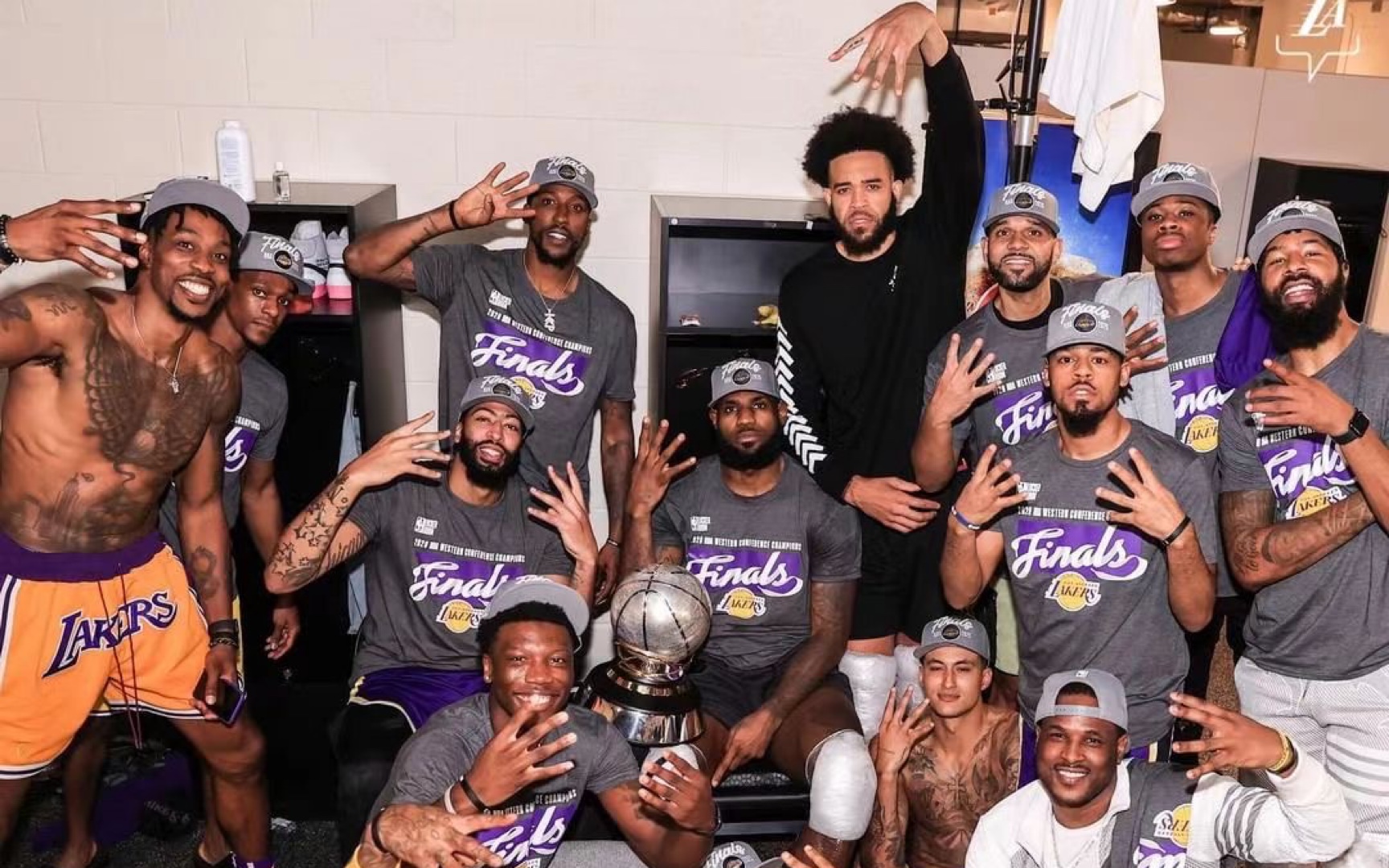 [图]拆一盒2020 Panini Lakers champions！湖人总冠军！