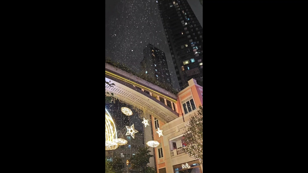 热带下雪?香港商场人造雪景引众人驻足